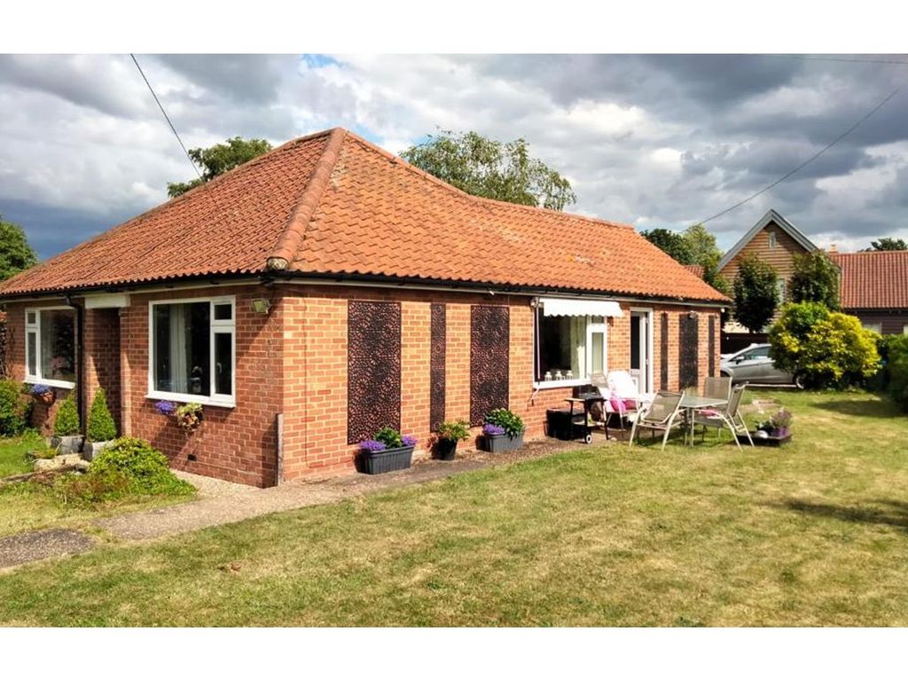 4 bed detached bungalow for sale in Norwich Road, Norwich NR9, £325,000