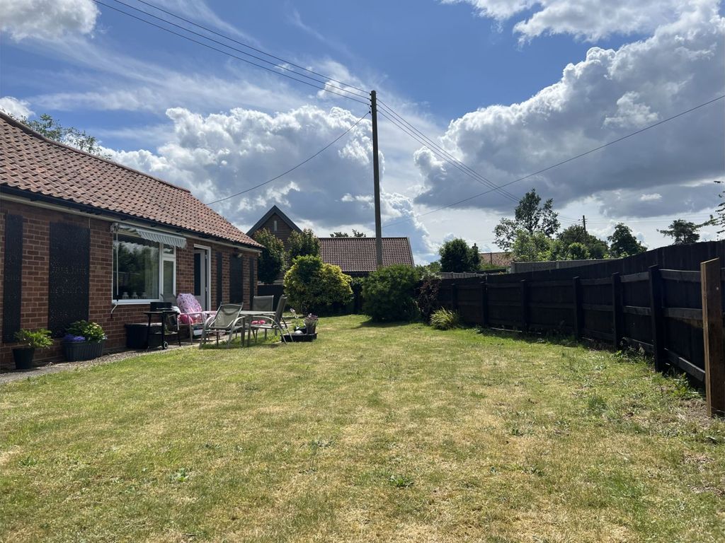 4 bed detached bungalow for sale in Norwich Road, Norwich NR9, £325,000