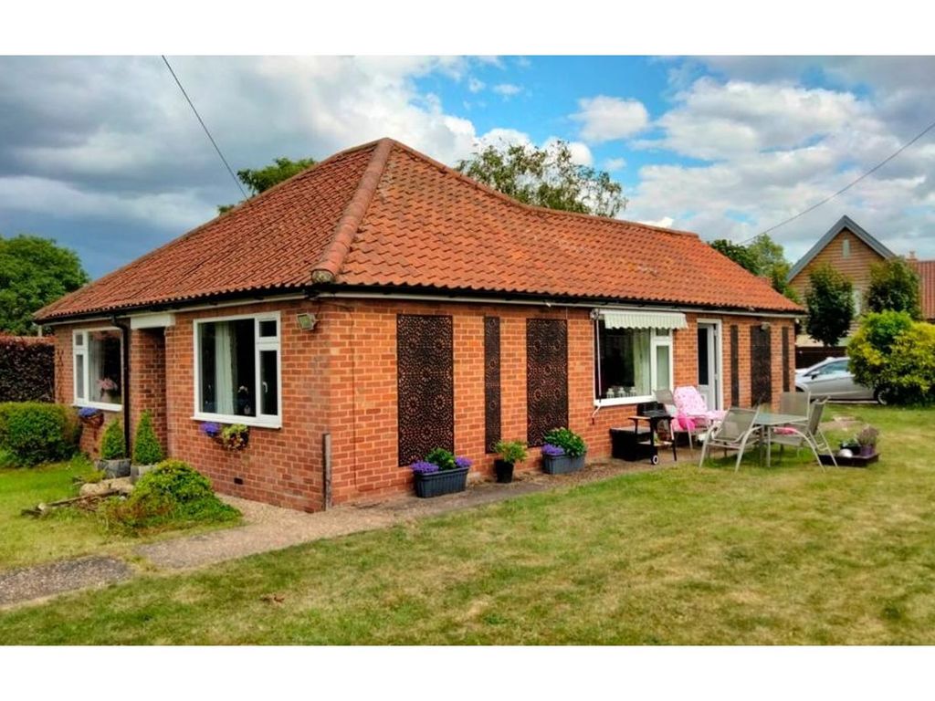 4 bed detached bungalow for sale in Norwich Road, Norwich NR9, £325,000