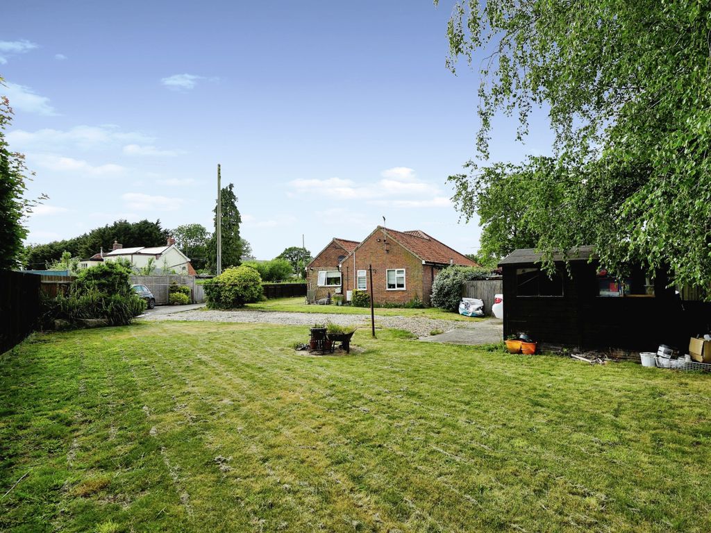 4 bed detached bungalow for sale in Norwich Road, Norwich NR9, £325,000