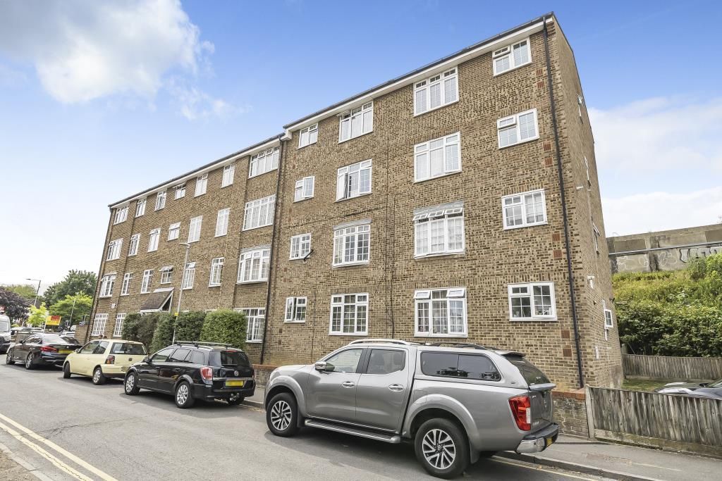 1 bed flat for sale in Sopwith Avenue, Chessington KT9, £240,000