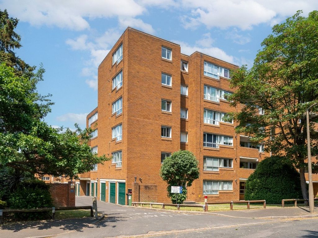 1 bed flat for sale in Homefield Park, Sutton SM1, £200,000