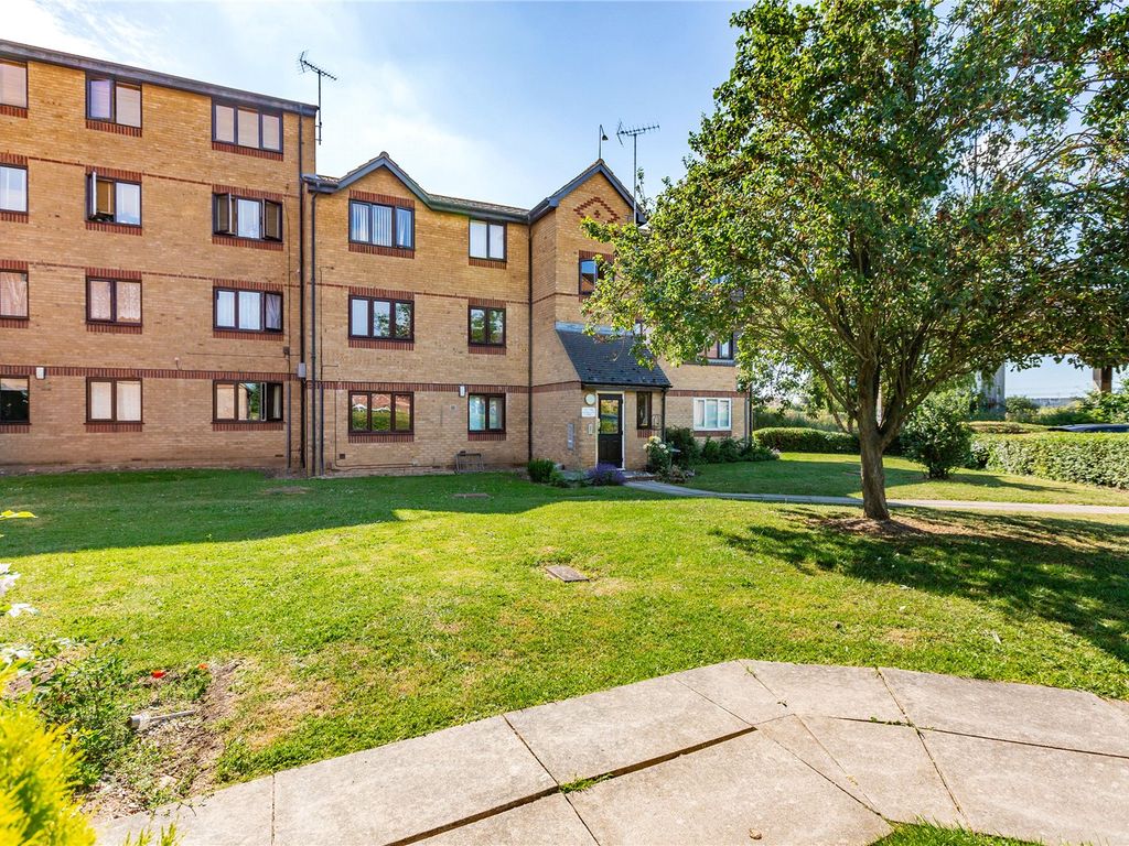 1 bed flat for sale in Waterville Drive, Vange, Basildon, Essex SS16, £170,000