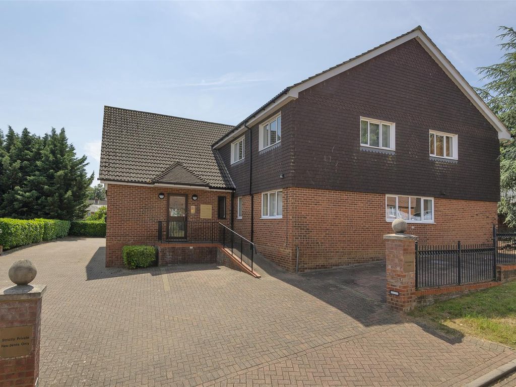 2 bed flat for sale in Meadow Bank, Police Station Road, West Malling ME19, £230,000