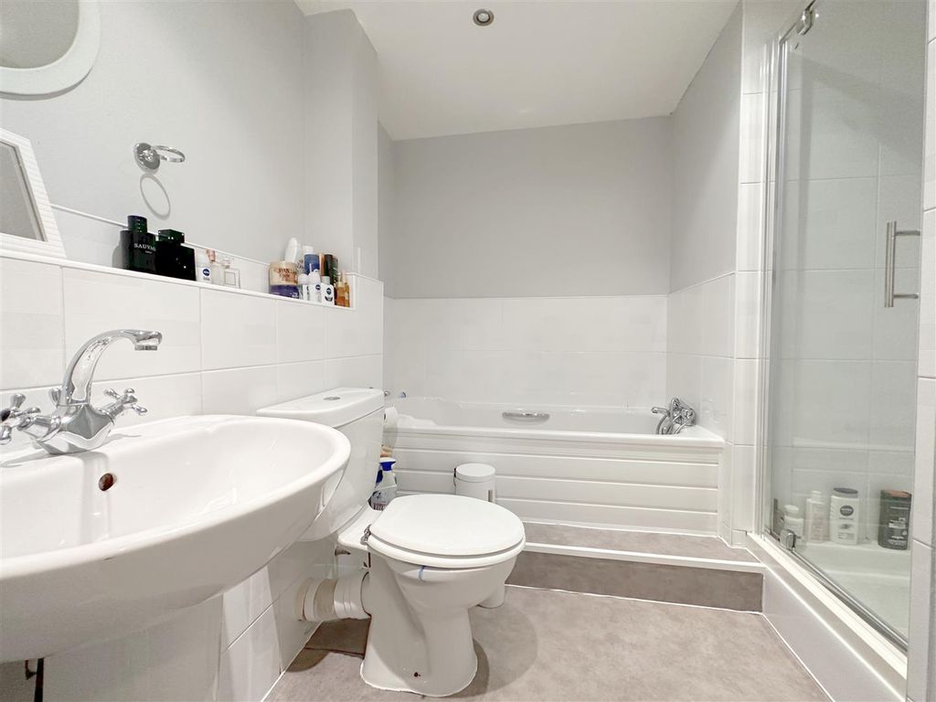 2 bed flat for sale in Cobham Close, Enfield EN1, £325,000