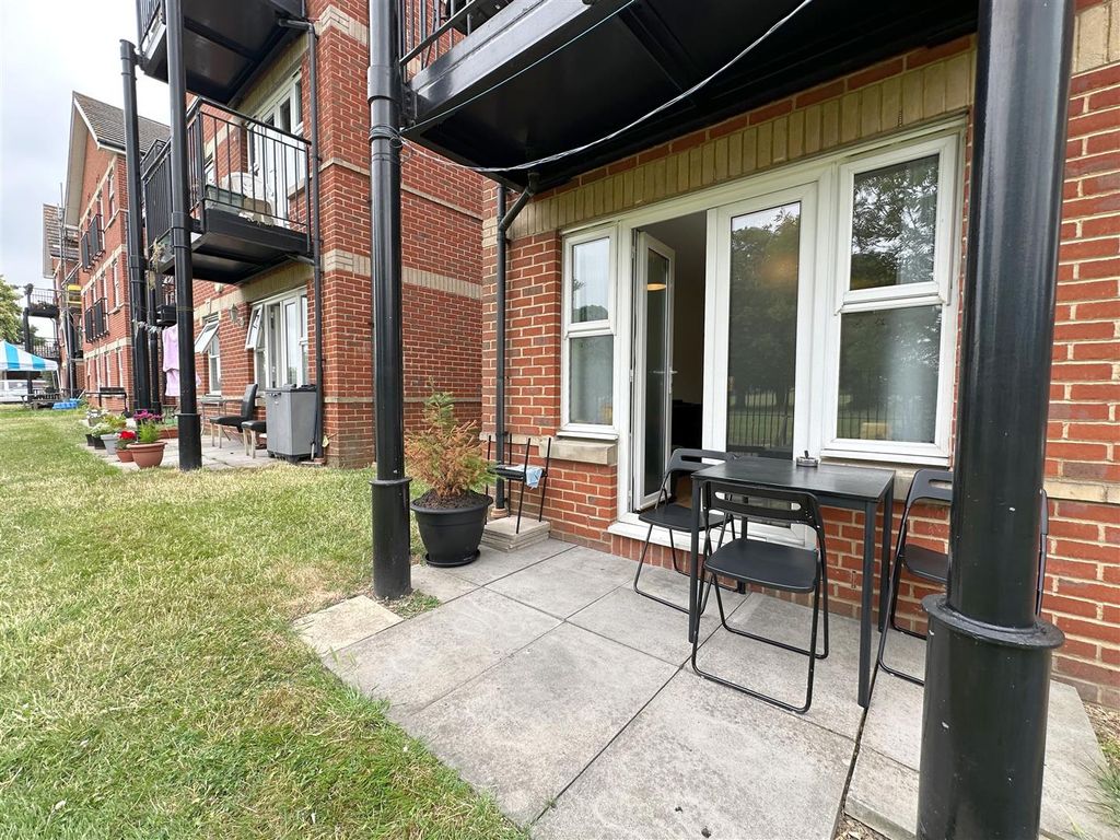 2 bed flat for sale in Cobham Close, Enfield EN1, £325,000