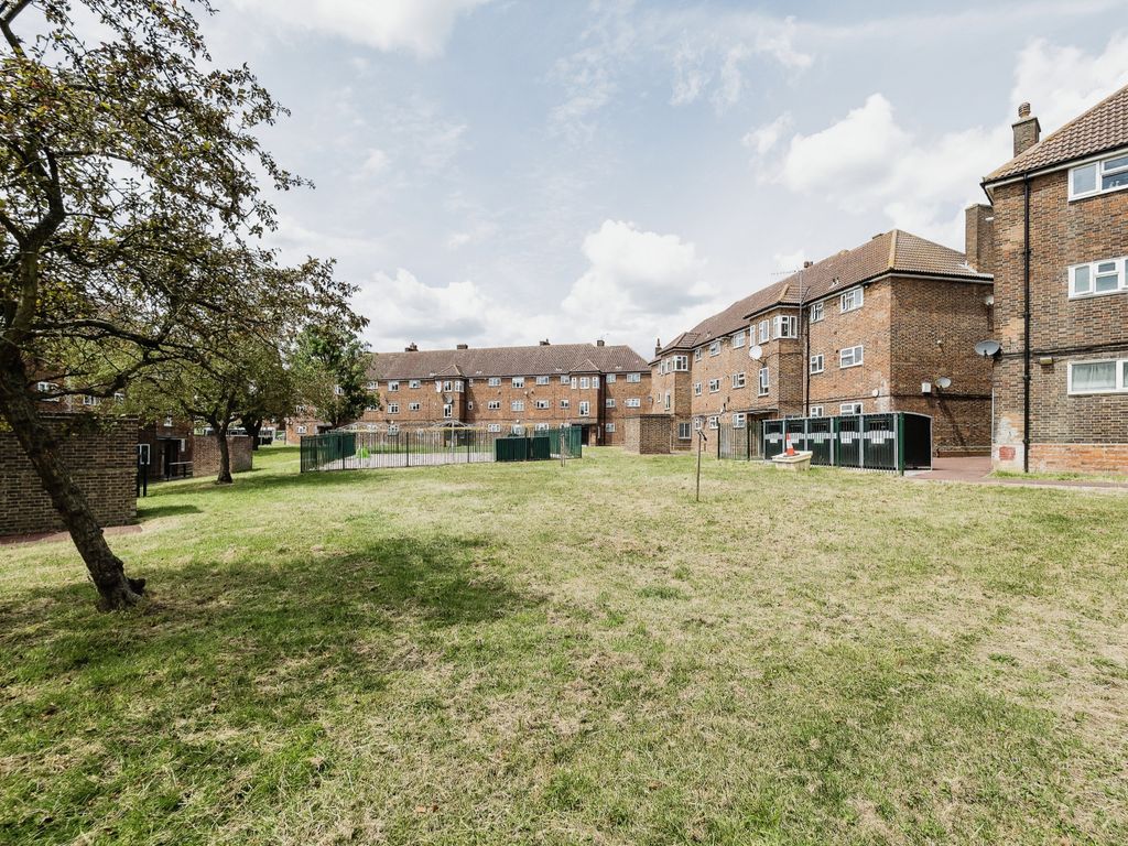 1 bed flat for sale in Leyburn Crescent, Romford RM3, £190,000