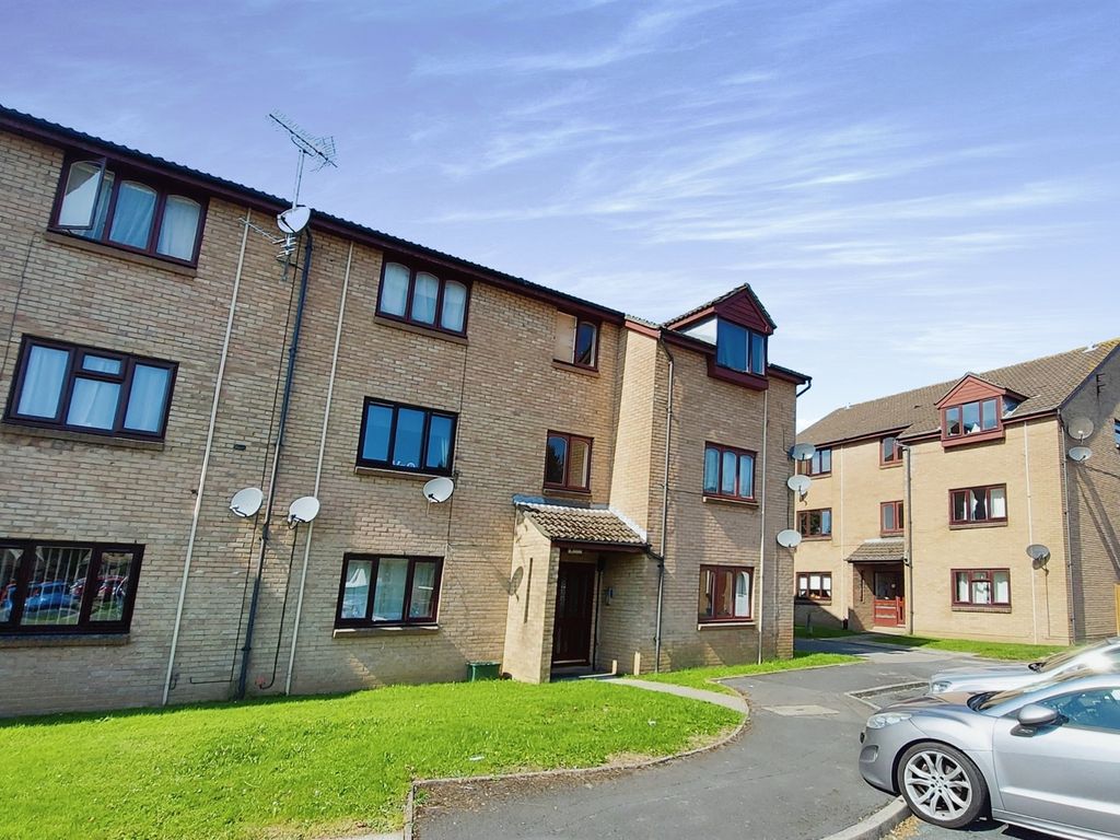 2 bed flat for sale in Collingwood Crescent, Newport NP19, £100,000