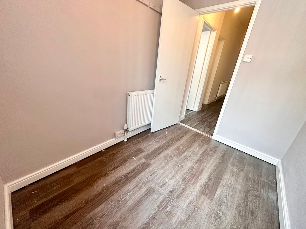2 bed flat for sale in Osborne Road, Pontypool NP4, £79,950
