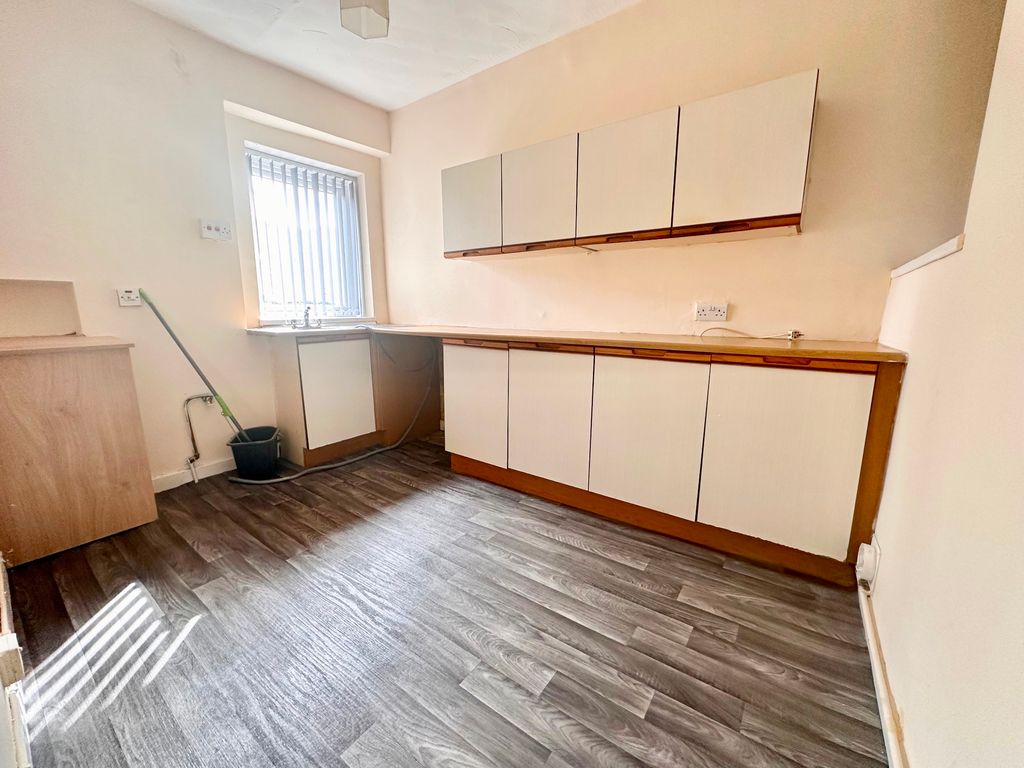 2 bed flat for sale in Osborne Road, Pontypool NP4, £79,950