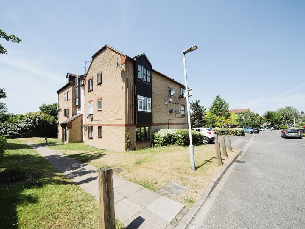 2 bed flat for sale in The Ridings, Luton LU3, £155,000