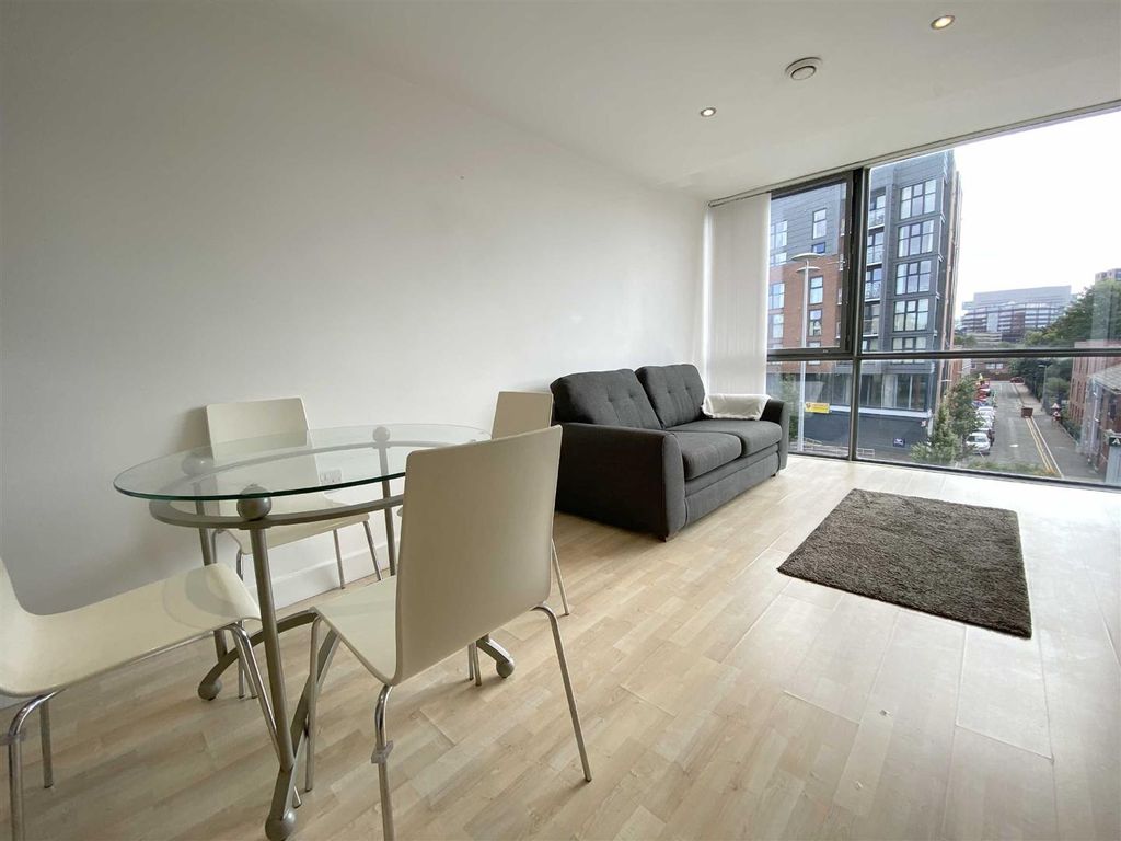 2 bed flat for sale in Crescent, Salford M5, £140,000