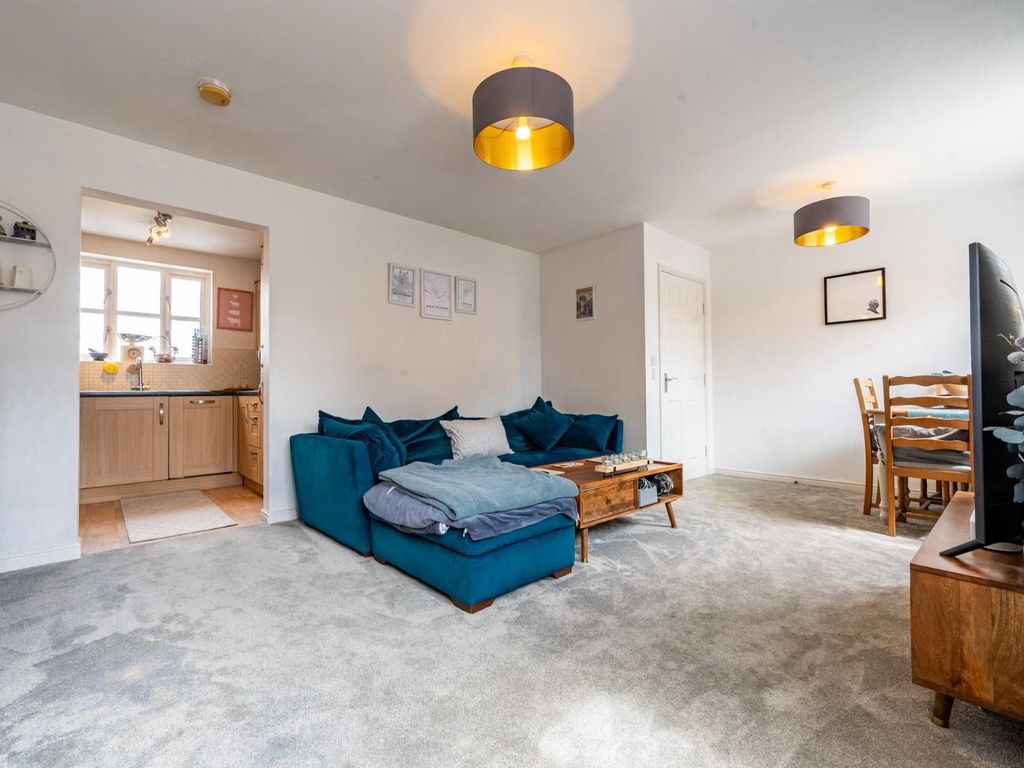 2 bed flat for sale in Weavers Close, Dunmow, Essex CM6, £220,000