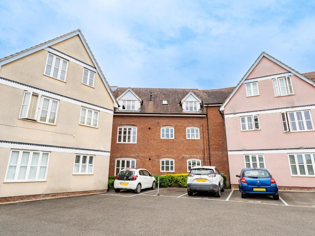 2 bed flat for sale in Weavers Close, Dunmow, Essex CM6, £220,000