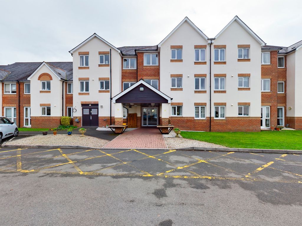 2 bed flat for sale in Marsh Road, Newton Abbot TQ12, £185,000