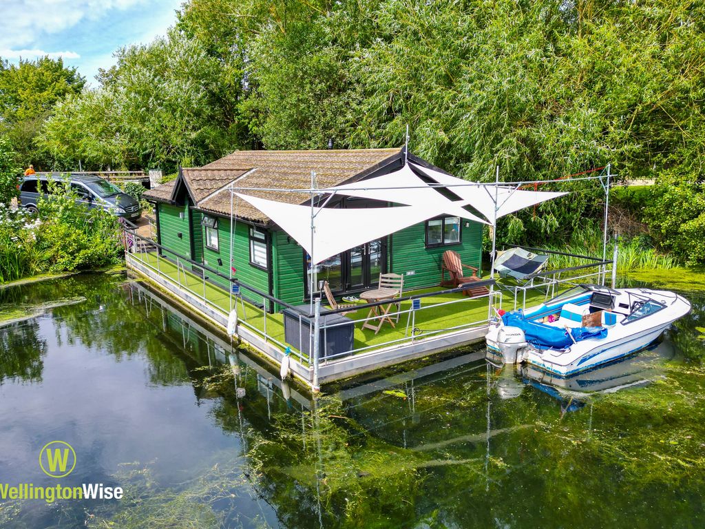 2 bed houseboat for sale in Banks End, Wyton, Huntingdon PE28, £169,500