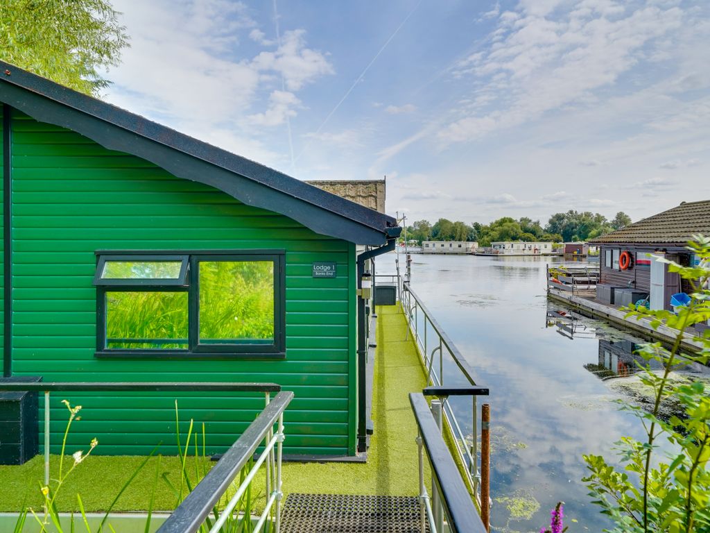 2 bed houseboat for sale in Banks End, Wyton, Huntingdon PE28, £169,500