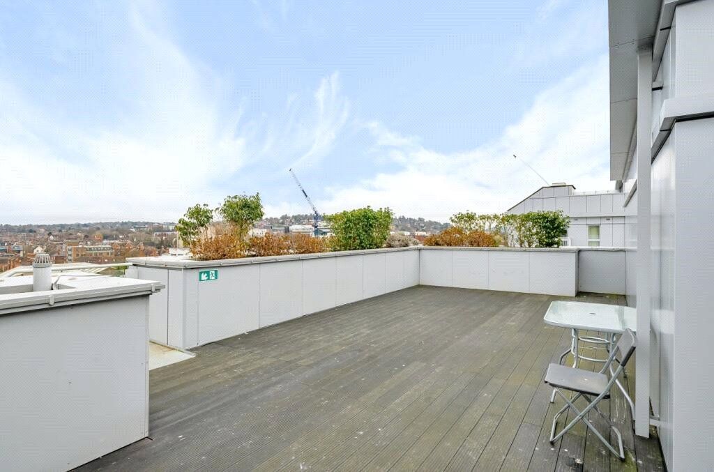 1 bed flat for sale in Guildford, Surrey GU1, £61,250