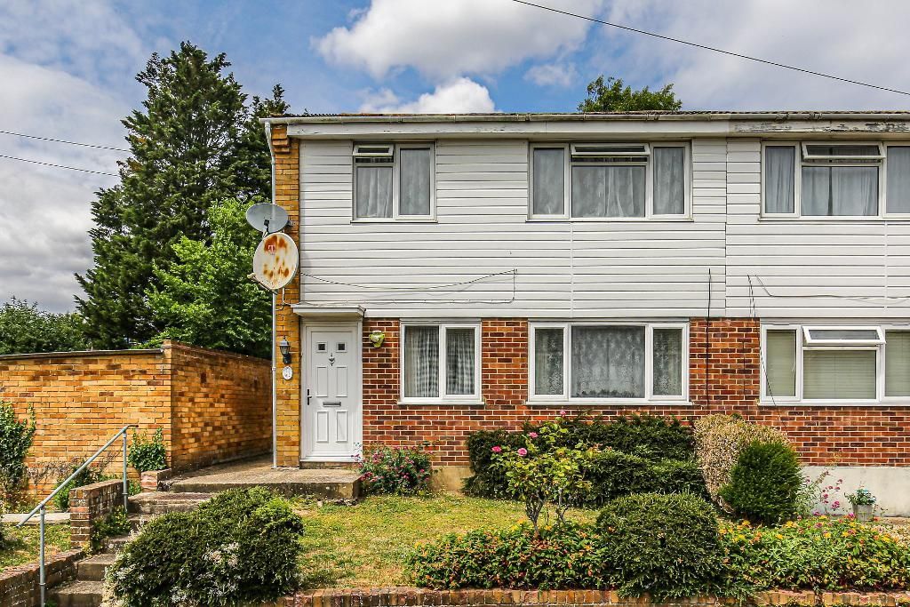 2 bed maisonette for sale in Swallowdale, South Croydon CR2, £250,000