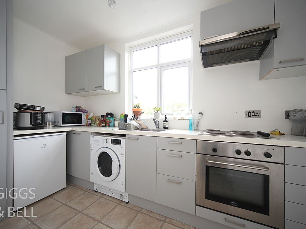 1 bed flat for sale in Crescent Rise, Luton, Bedfordshire LU2, £140,000