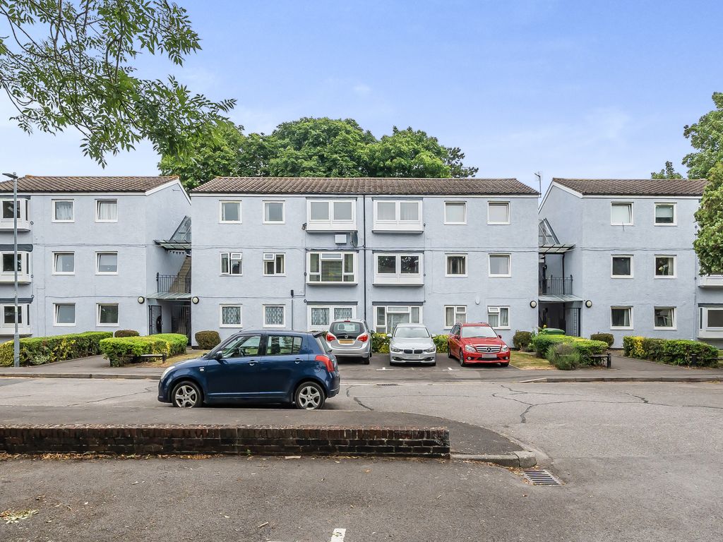 2 bed flat for sale in Parsons Close, Portsmouth PO3, £180,000