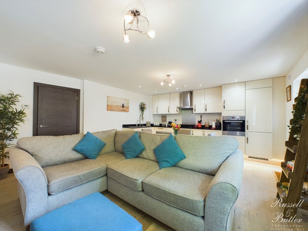 1 bed flat for sale in Summerhouse Hill, Buckingham MK18, £215,000