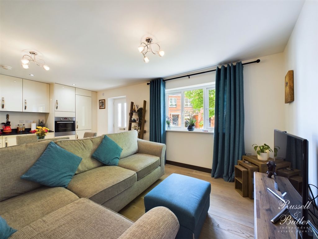 1 bed flat for sale in Summerhouse Hill, Buckingham MK18, £215,000