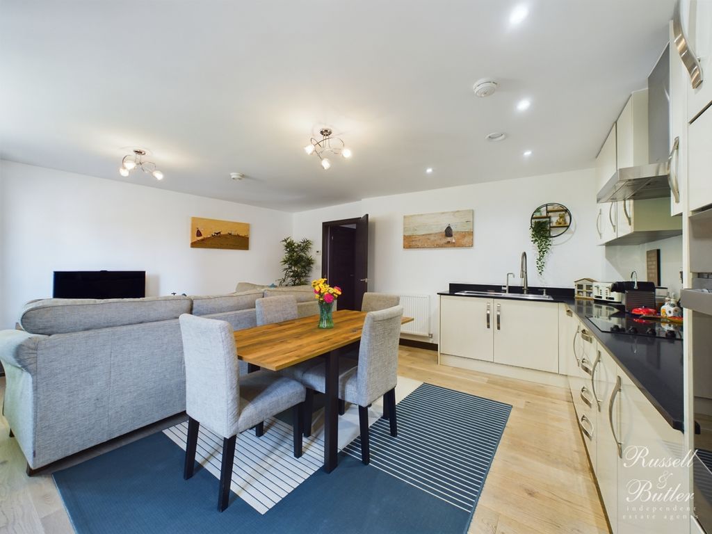 1 bed flat for sale in Summerhouse Hill, Buckingham MK18, £215,000