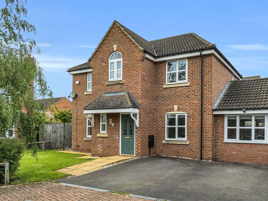 4 bed detached house for sale in Shore View, Hampton Hargate PE7, £300,000
