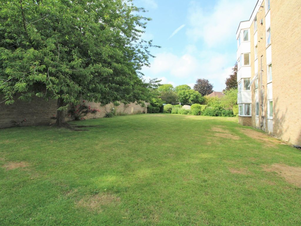 2 bed flat for sale in London Road, Patcham, Brighton BN1, £265,000