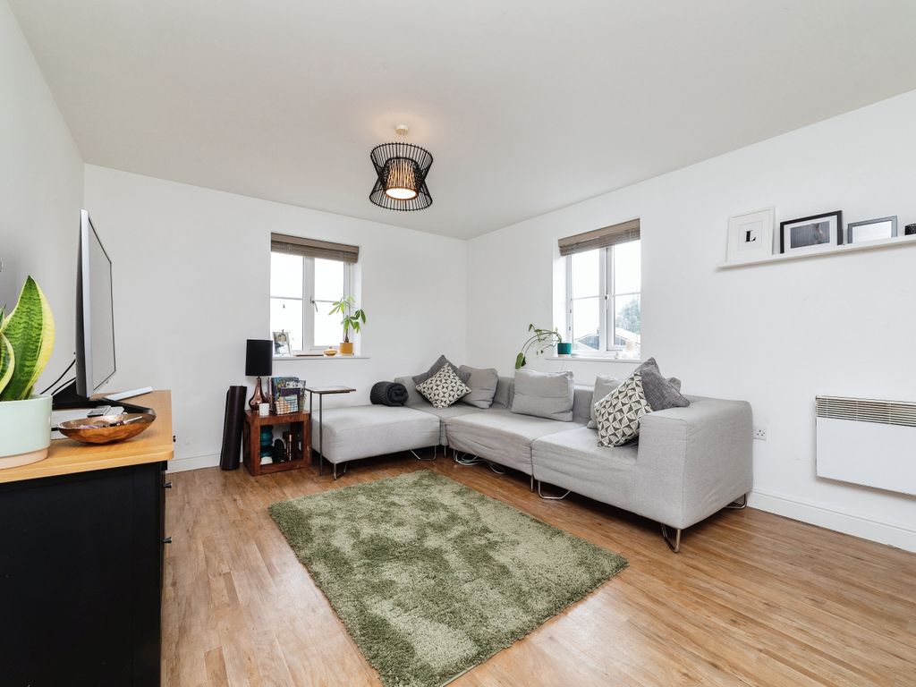 1 bed flat for sale in College Close, Loughton IG10, £280,000