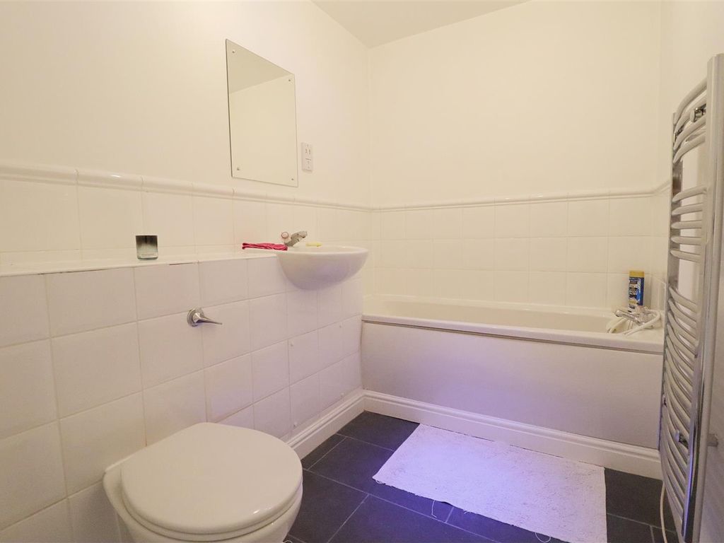 2 bed flat for sale in Nottage Crescent, Braintree CM7, £180,000