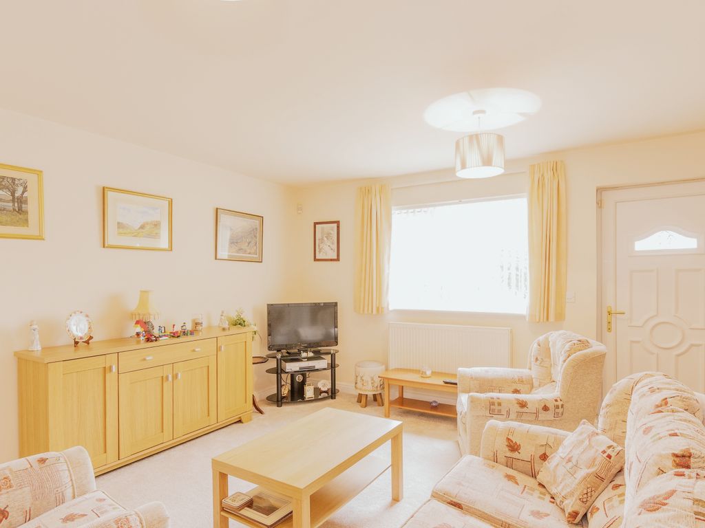 2 bed flat for sale in Paddock Top Mews, Colne BB8, £95,000