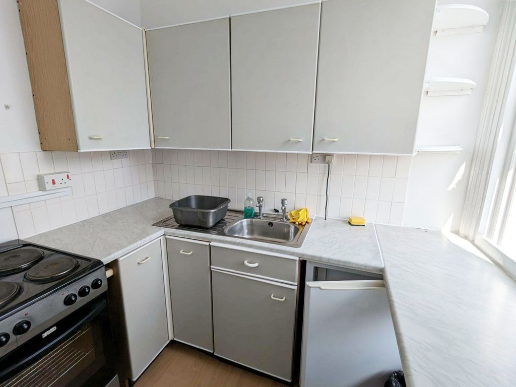 1 bed flat for sale in Warwick Road, Solihull B92, £70,000