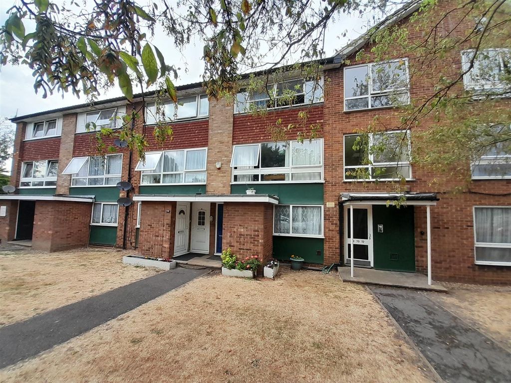 2 bed flat for sale in Compton Road, Hayes UB3, £279,950