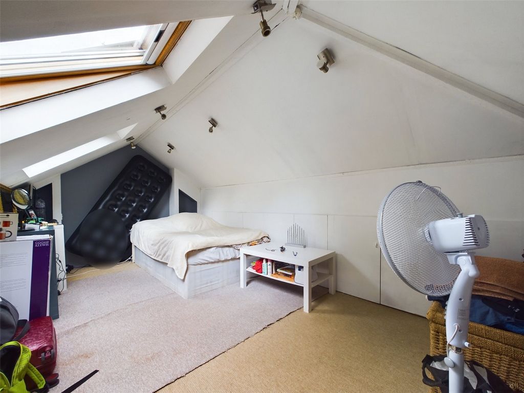 2 bed maisonette for sale in Windermere Road, Reading, Berkshire RG2, £215,000