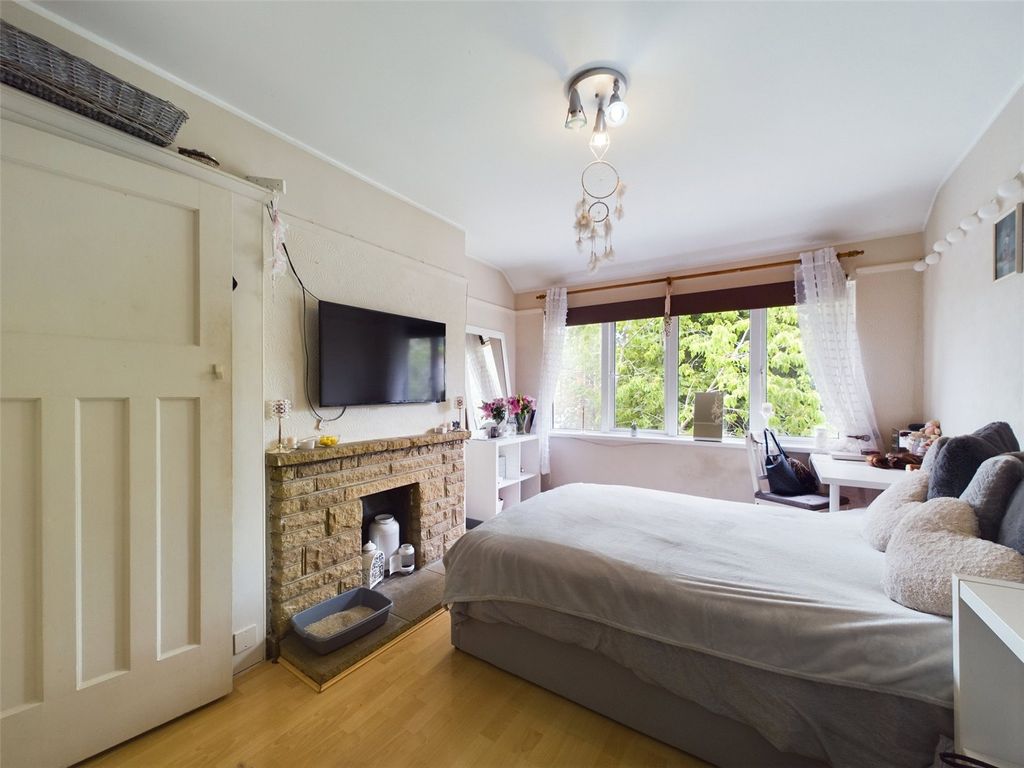2 bed maisonette for sale in Windermere Road, Reading, Berkshire RG2, £215,000