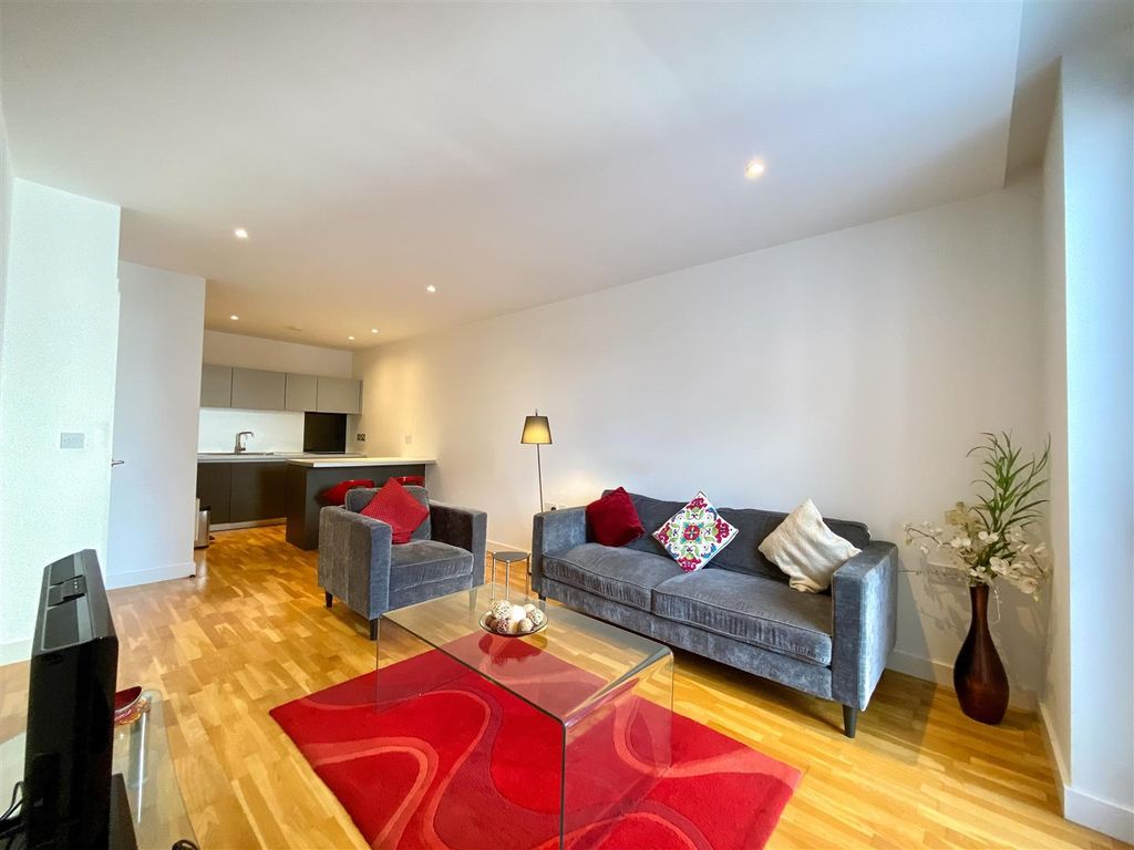 1 bed flat for sale in The Hub, Piccadilly Place, Manchester M1, £200,000