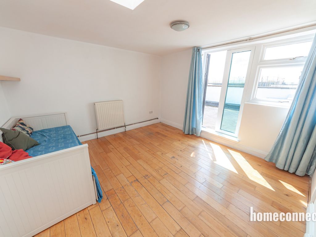 1 bed flat for sale in Garland House, Romford Road, Forest Gate E7, £210,000