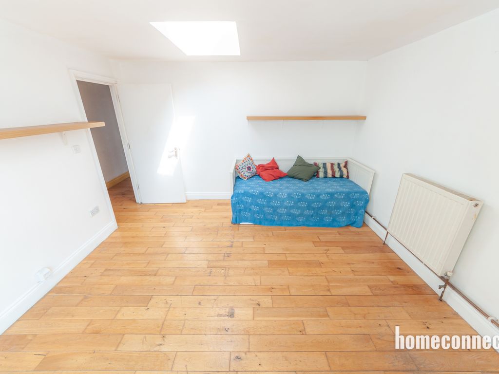 1 bed flat for sale in Garland House, Romford Road, Forest Gate E7, £210,000