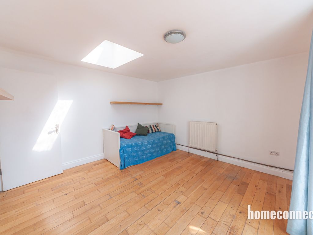 1 bed flat for sale in Garland House, Romford Road, Forest Gate E7, £210,000