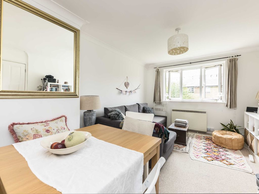 1 bed flat for sale in East Acton Lane, London W3, £275,000