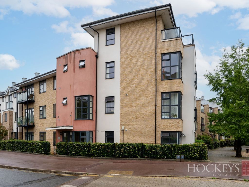 3 bed flat for sale in Chariot Way, Cambridge CB4, £325,000