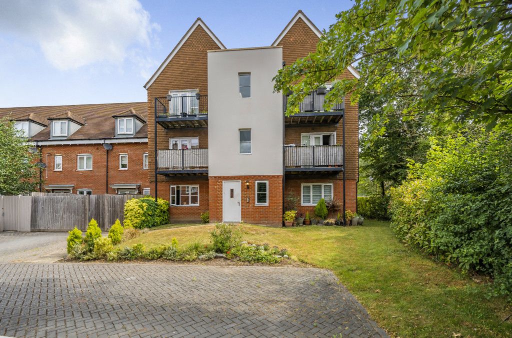 2 bed flat for sale in Outfield Crescent, Wokingham, Berkshire RG40, £287,500