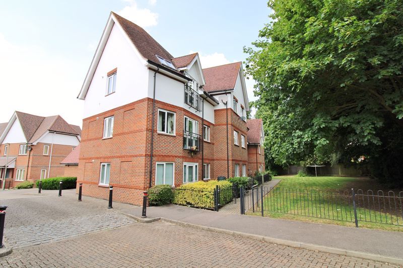 2 bed flat for sale in Blue Mountains, Wallingford OX10, £250,000