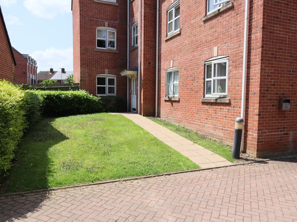 1 bed flat for sale in Old Lodge Close, Uttoxeter ST14, £95,000