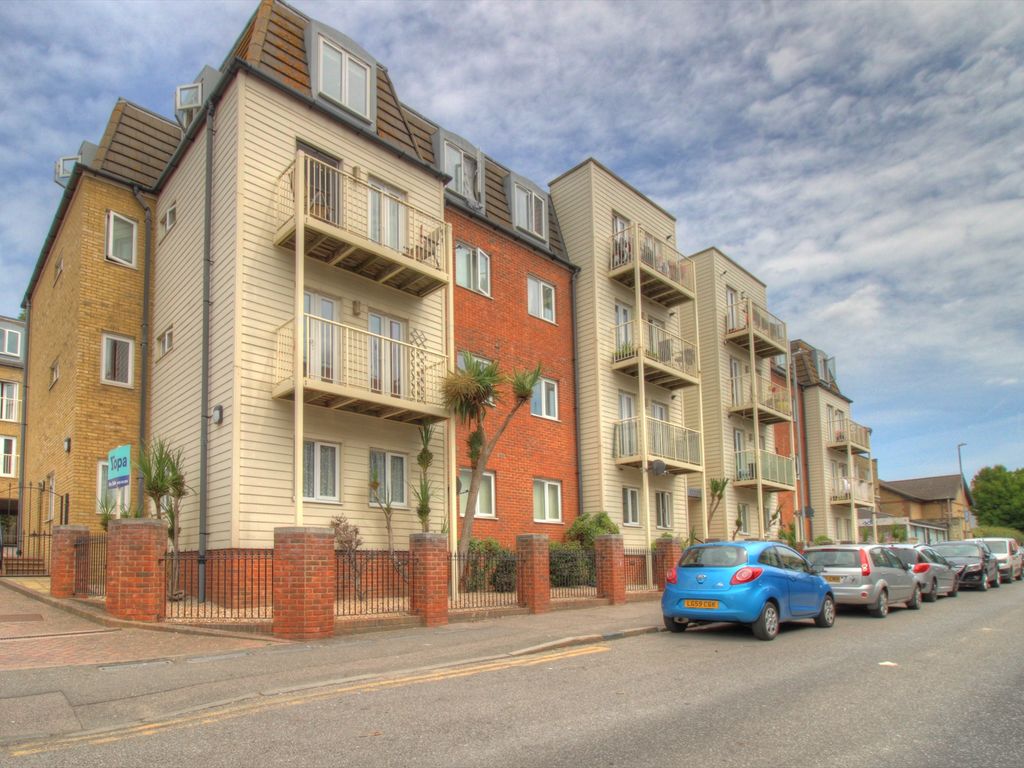 2 bed flat for sale in Dane Road, Margate CT9, £200,000