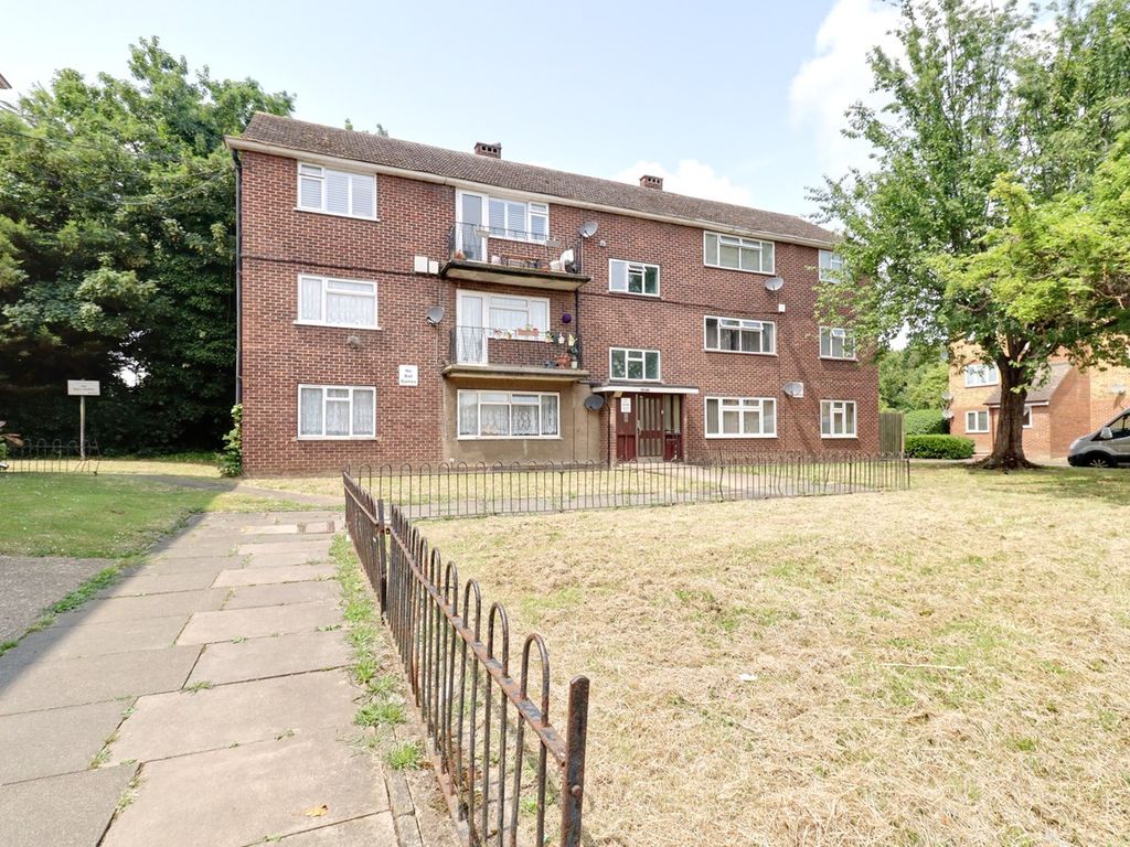 2 bed flat for sale in Stirling Close, Rainham RM13, £265,000