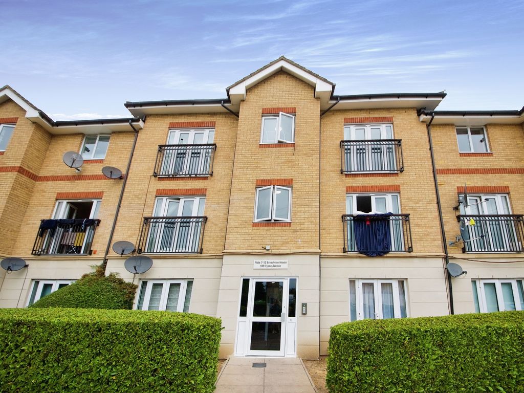 2 bed flat for sale in Tysoe Avenue, Enfield EN3, £259,500