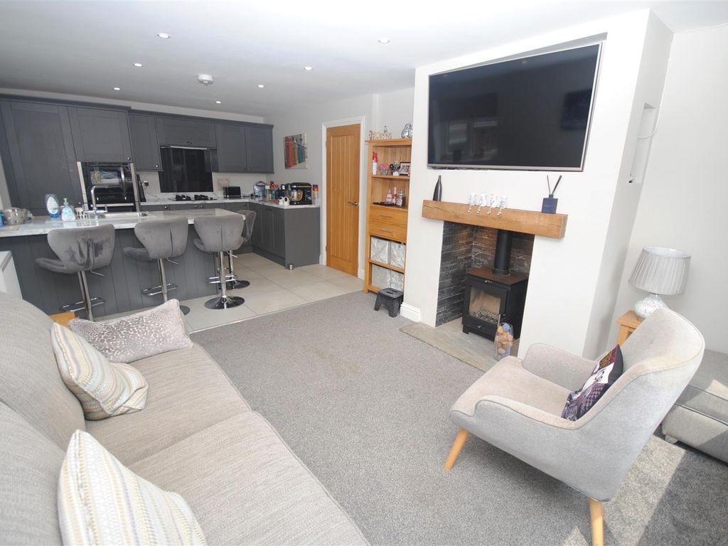 3 bed detached bungalow for sale in Gibson Lane, Kippax, Leeds LS25, £275,000
